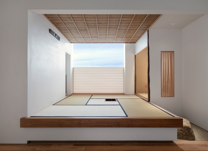 View of the tea room with tatami mats, custom cedar wood ceiling, mud-plaster clad tokonoma niche and shikkui plaster walls.